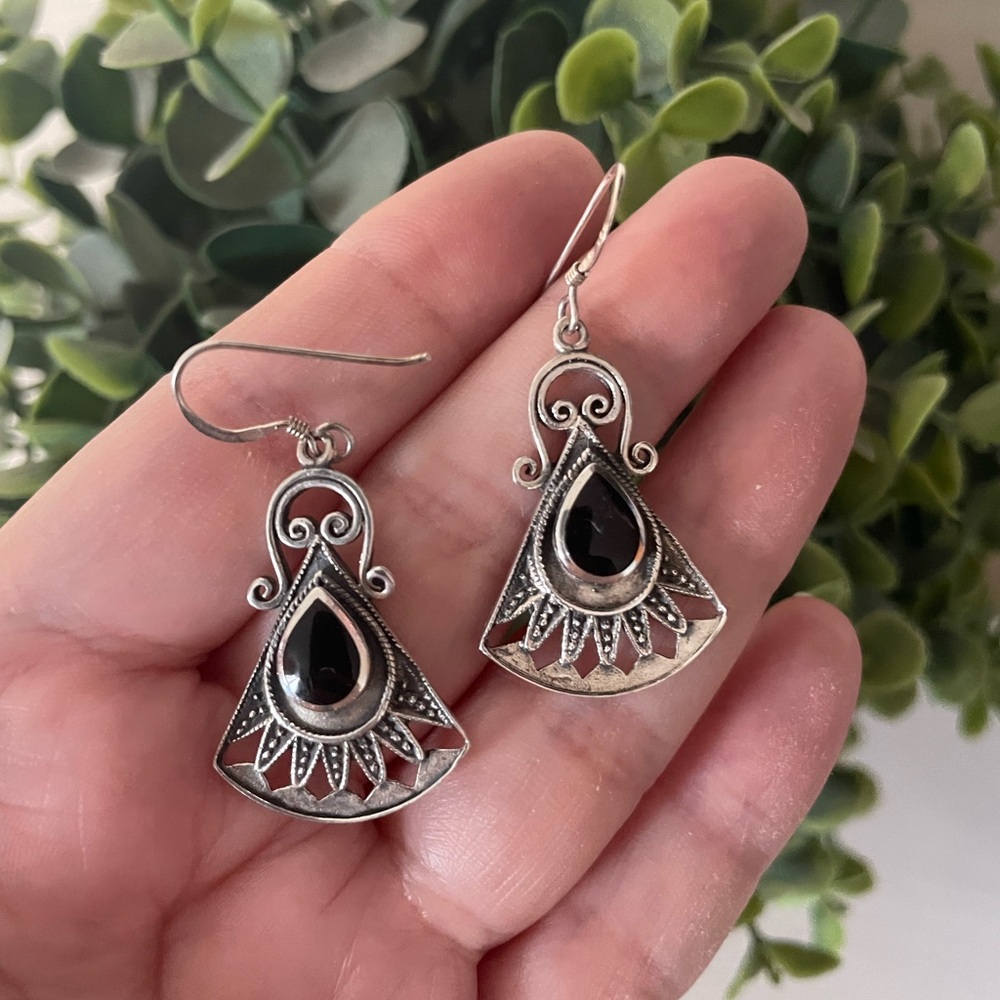 VINTAGE VICTORIAN ARTISAN 925 STERLING SILVER ORNATE BLACK ONYX DANGLE EARRINGS